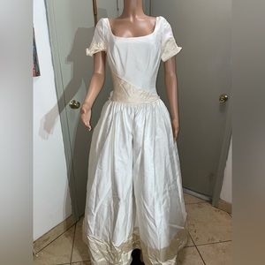 Custom Made A-Line Floor Length Wedding  Gown Size 6 no tags New
